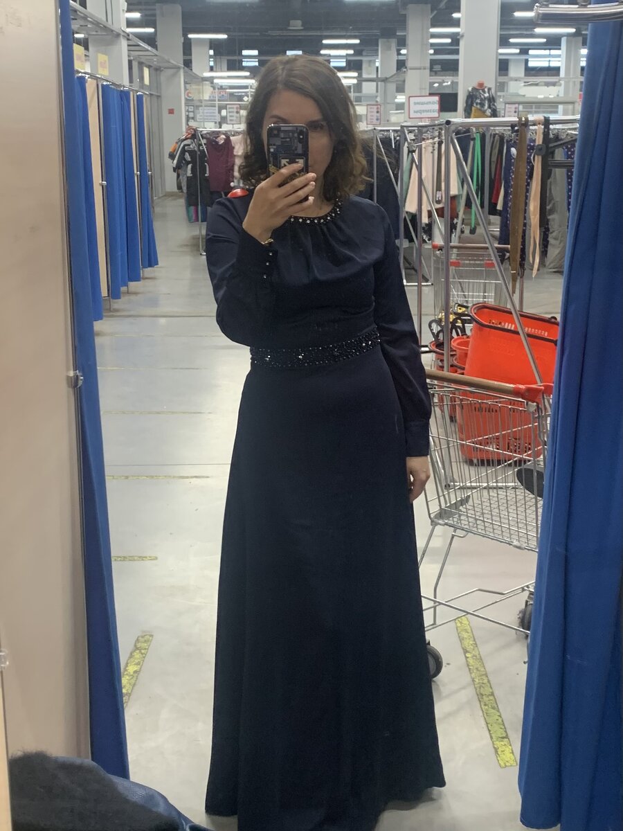 Белье одела бесшовное, вроде теперь его не видно.