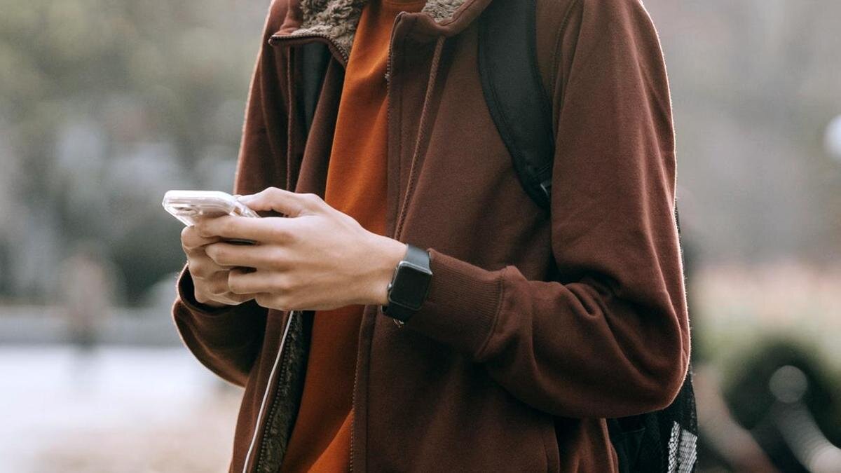    Парень держит в руках смартфон:pexels.com