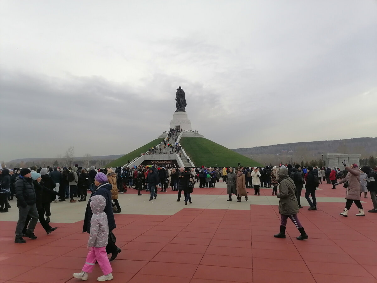 Губернатор назвал мемориал местом силы. Его, губернатора, может быть, но не моей. Я чувствовала себя щепкой, занесенной сюда по воле волн. Благо, вернулась домой в тот же день, а кто-то ушел с этой площади для того, чтобы никогда не вернуться