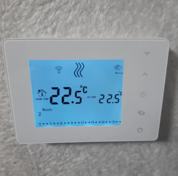Комнатный термостат регулирует температуру в автоматическом режиме.