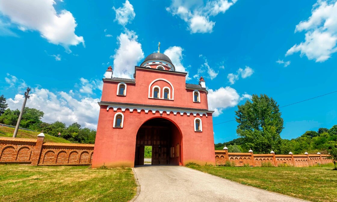 Внушительные красные ворота монастыря Крушедол (Dreamstime)