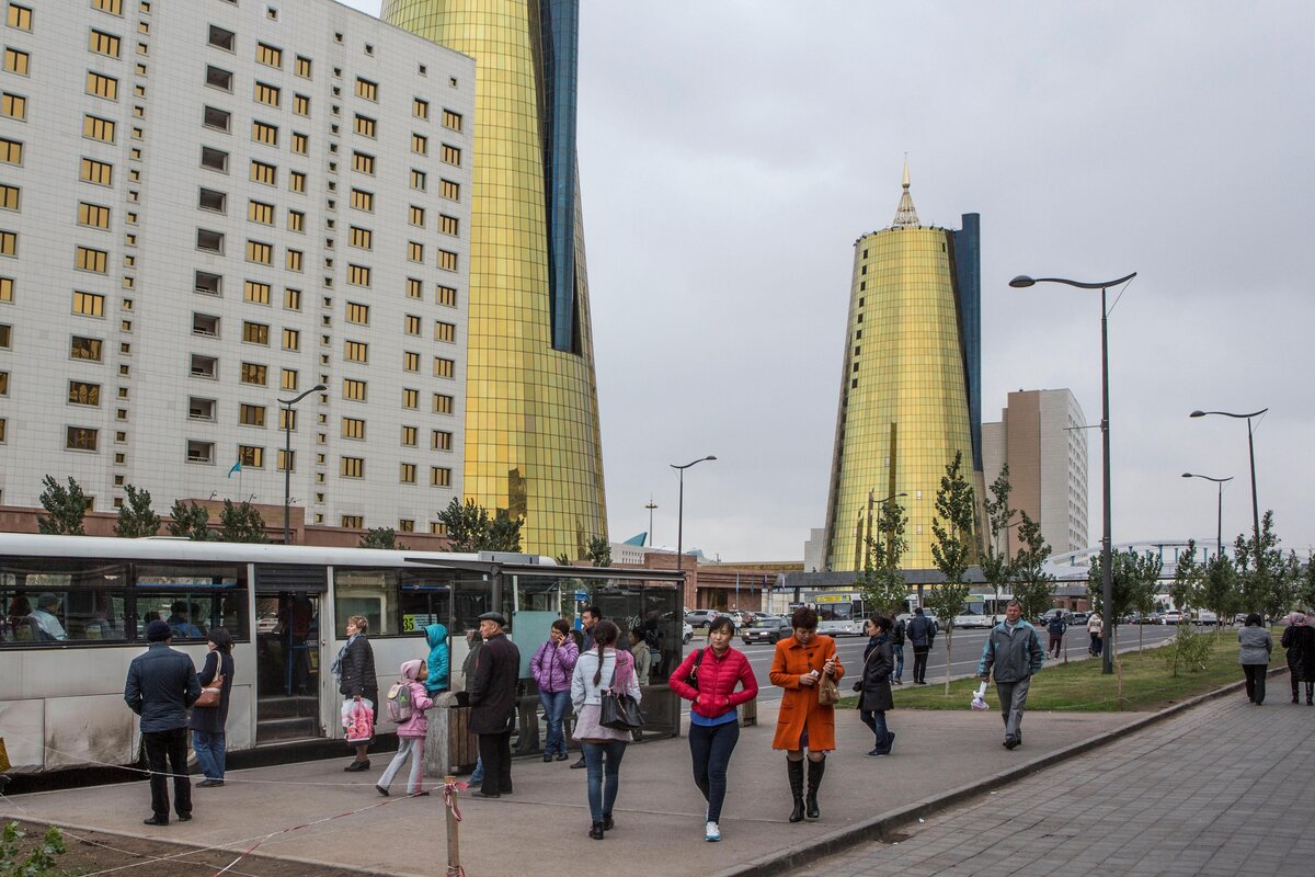    Автобусная остановка и новостройки-небоскребы на бульваре Нуржол в деловом центре Астаны., фото: mauritius images GmbH / Alamy