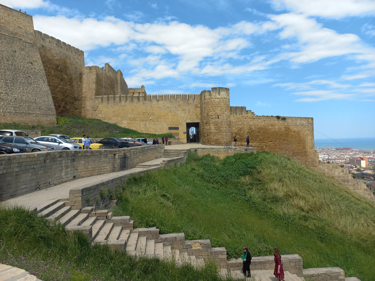 Нарын-кала строилась иранцами, сооружения такой же архитектуры можно сейчас увидеть и на территории современного Ирана