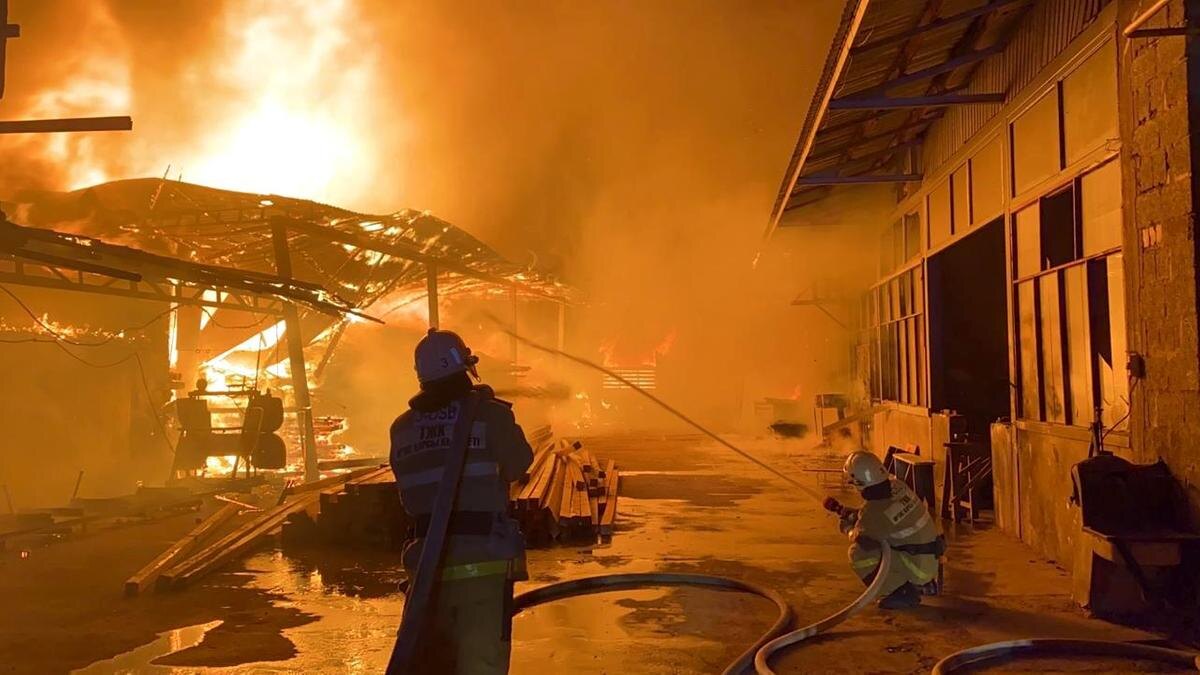    Пожарные трудятся на месте пожара:ДЧС Шымкента