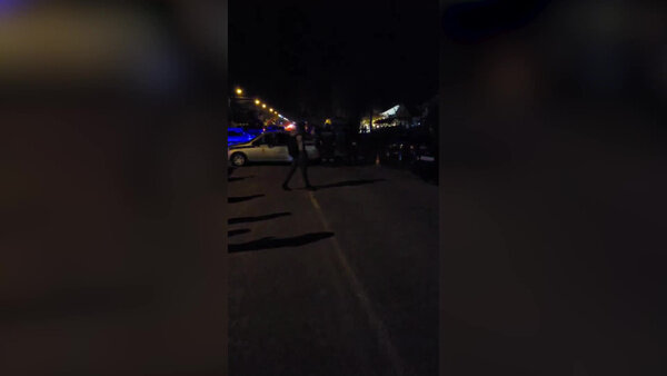 Сторонник секты "Свидетели СССР" напал с ножом на двух полицейских в Анапе. Видео © t.me / МАКОВОЗОВЫ