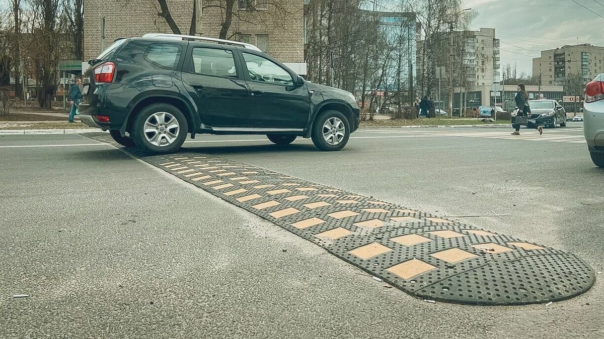     Также начальник отдела ГИБДД УМВД России по городу Чите Владимир Кулаковский объяснил установку нового пешеходного перехода на Шилова. По его словам, всё это предусмотрено регламентом.