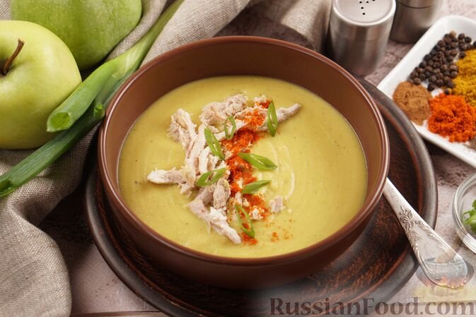 курица, яблоки, картофель, лук репчатый, масло сливочное, чеснок, карри, корица молотая, перец чили, перец чёрный молотый, соль, лук зелёный, лавровый лист, перец чёрный горошком, вода