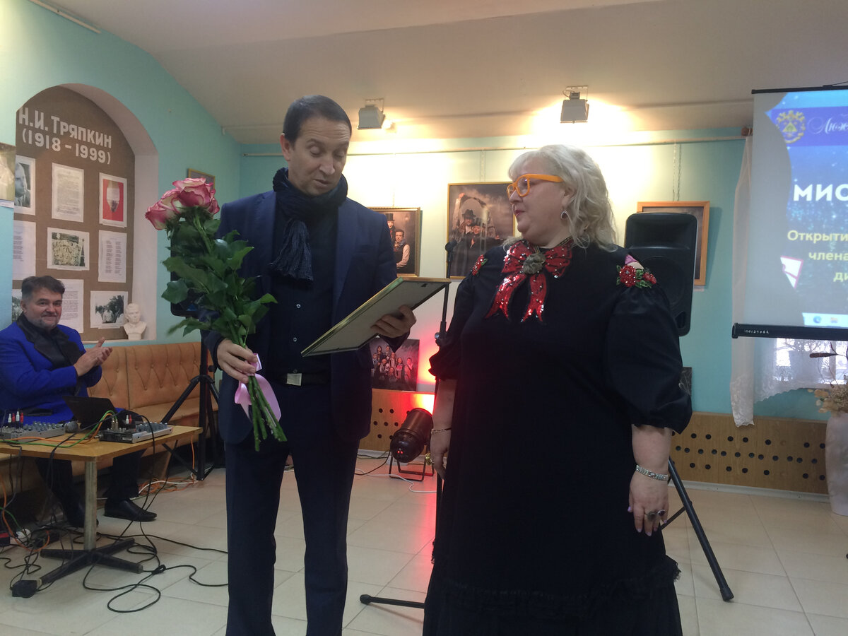 Заместитель главы администрации г.о. Лотошино С.Куликов вручает благодарственное письмо Люжене Павловой. Фото автора 