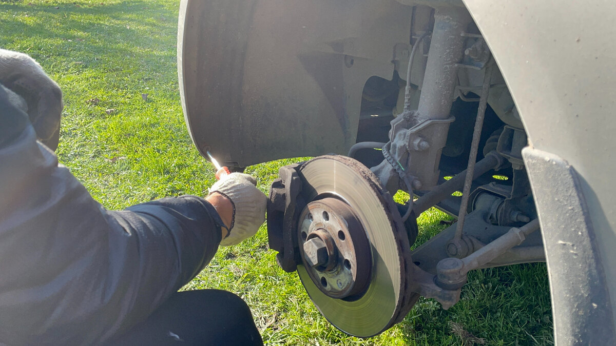 Подкрылок состоит из двух частей. Нам нужно снять переднюю.