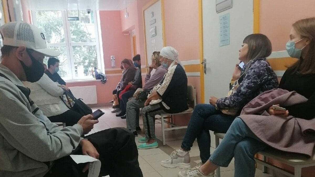     Жители Ижевска раскритиковали данные минздрава о привлечении медработников. По словам пациентов, в поликлиниках «нет никаких новых врачей», и по-прежнему ощущается дефицит специалистов.