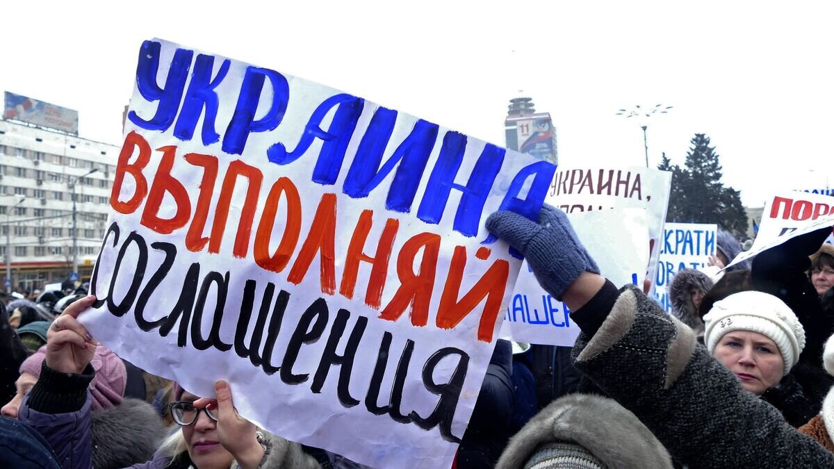   Жители Донецка на митинге-обращеннии к мировым лидерам© РИА Новости / Игорь Маслов