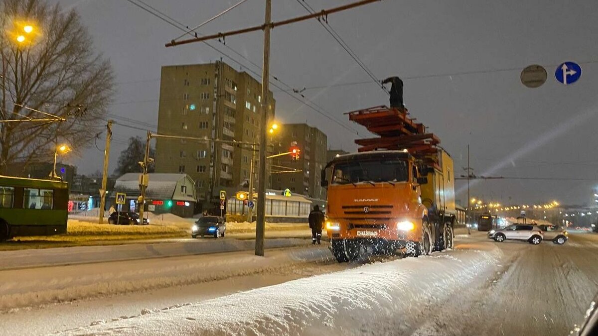     В Казани трамваи и троллейбусы встали на дороге из-за непогоды. На это обратил внимание корреспондент Inkazan.