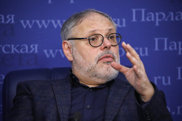    Михаил Хазин: «То, что еды не будет, — этого быть не может, а то, что два дня не завезли хлеба, — быть может» Фото: «БИЗНЕС Online»
