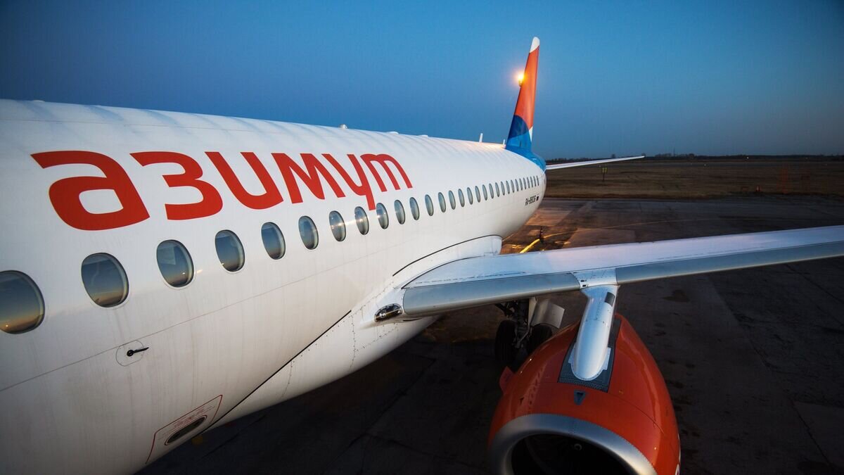    Самолет Sukhoi Superjet 100 новой авиакомпании "Азимут" в Новосибирске© РИА Новости / Александр Кряжев