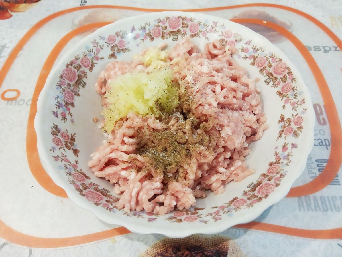 Соединяем лук, чеснок, перец и соль