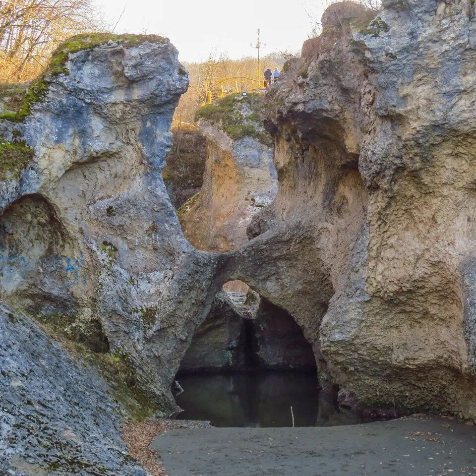    Водные потоки за сотни лет выточили удивительные каменные изваяния. Фото https://t.me/lagonakitravel