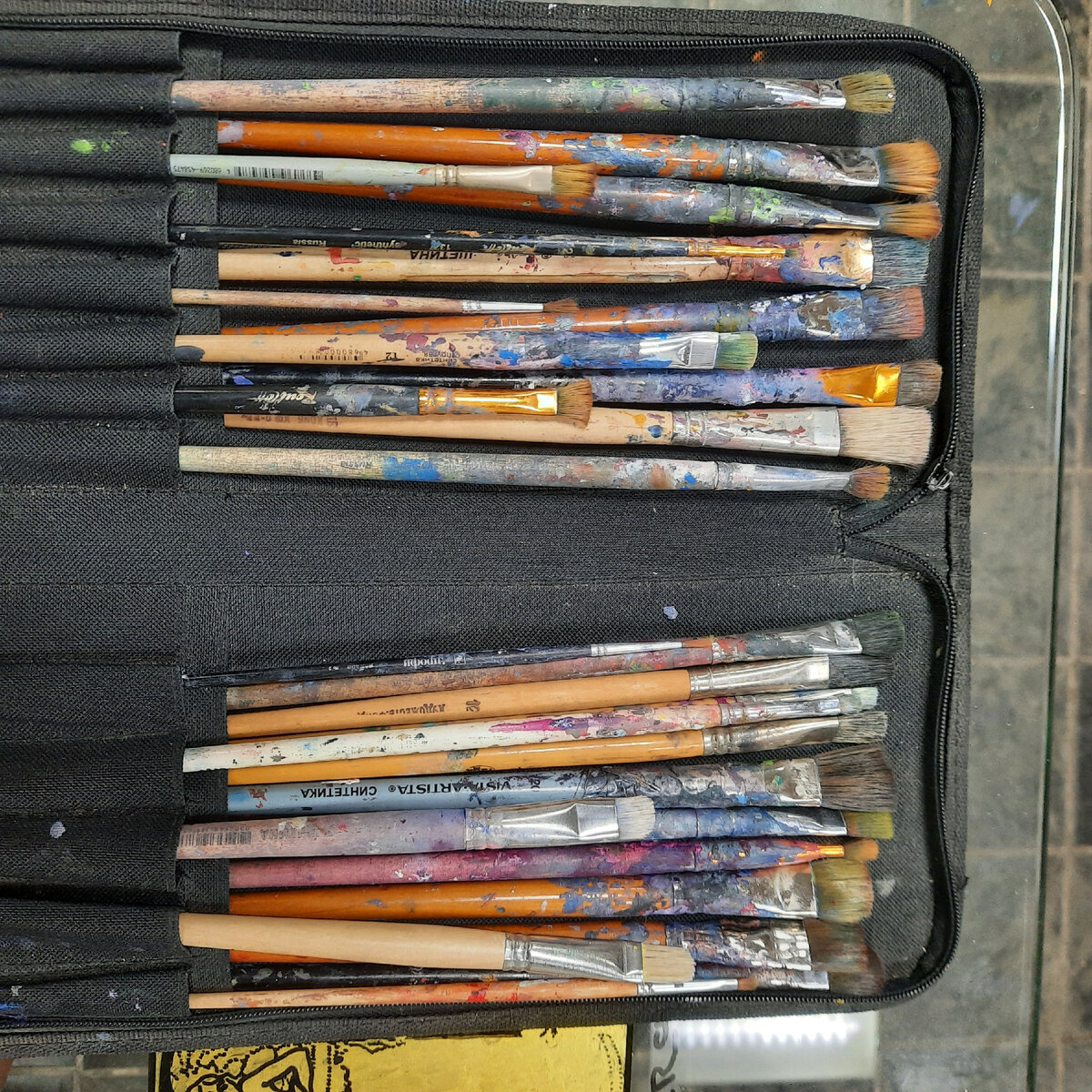 Специальный пенал для кистей с отделениями, который позволяет каждой кисти занять столько места, сколько нужно для сохранения ее ворса в ровном положении.