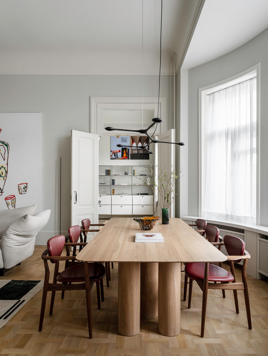 Столовая. Стол, Artilleriet; стулья по дизайну Финна Юля; светильник Carbon Light, Tokio.