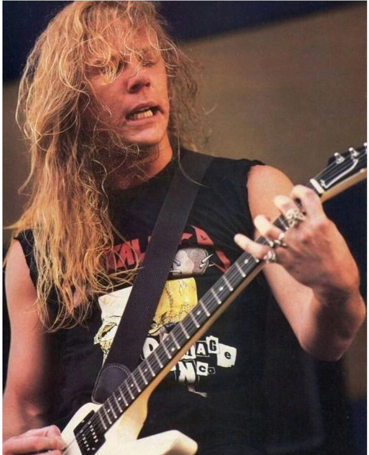 Metallica очень известная группа, она до сих пор популярна из-за своей фирменной, агрессивной и энергичной музыки.