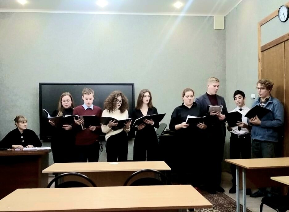 Методический показ и зачёт: вокалисты-второкурсники в предмете сольфеджио. За учительским столом - автор. Фото предоставлено ближайшим коллегой. 15.12.22.
