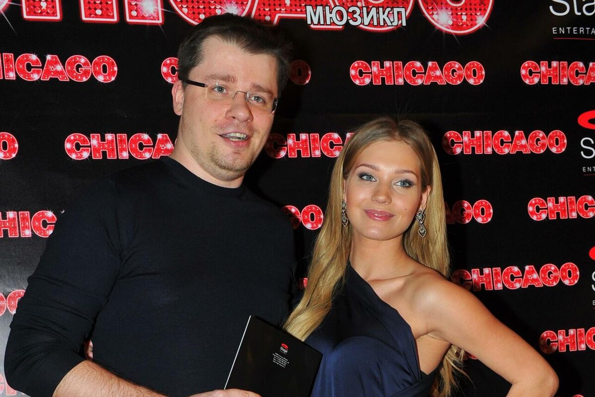    Вся в черном: Асмус опередила Прилучного после скандальной переписки с бывшим мужем © Pravda Komsomolskaya/globallookpress.com