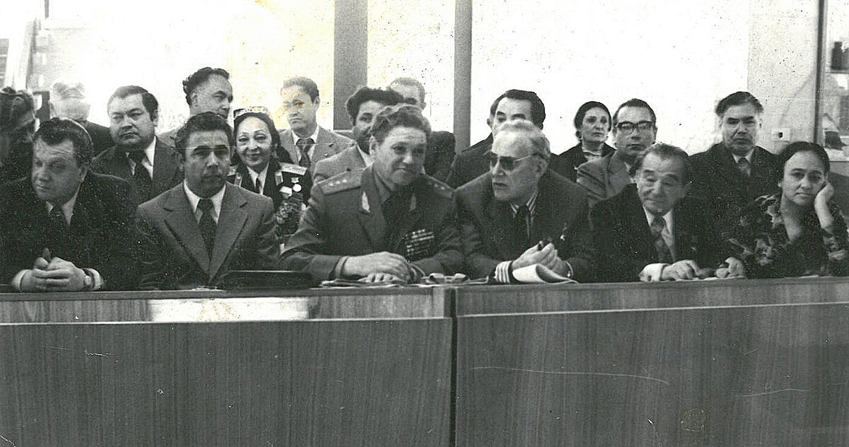 В президиуме одного из мероприятий. Энмарк Шакирович второй справа во втором ряду. А в центре, вроде, кто-то из космонавтов. 