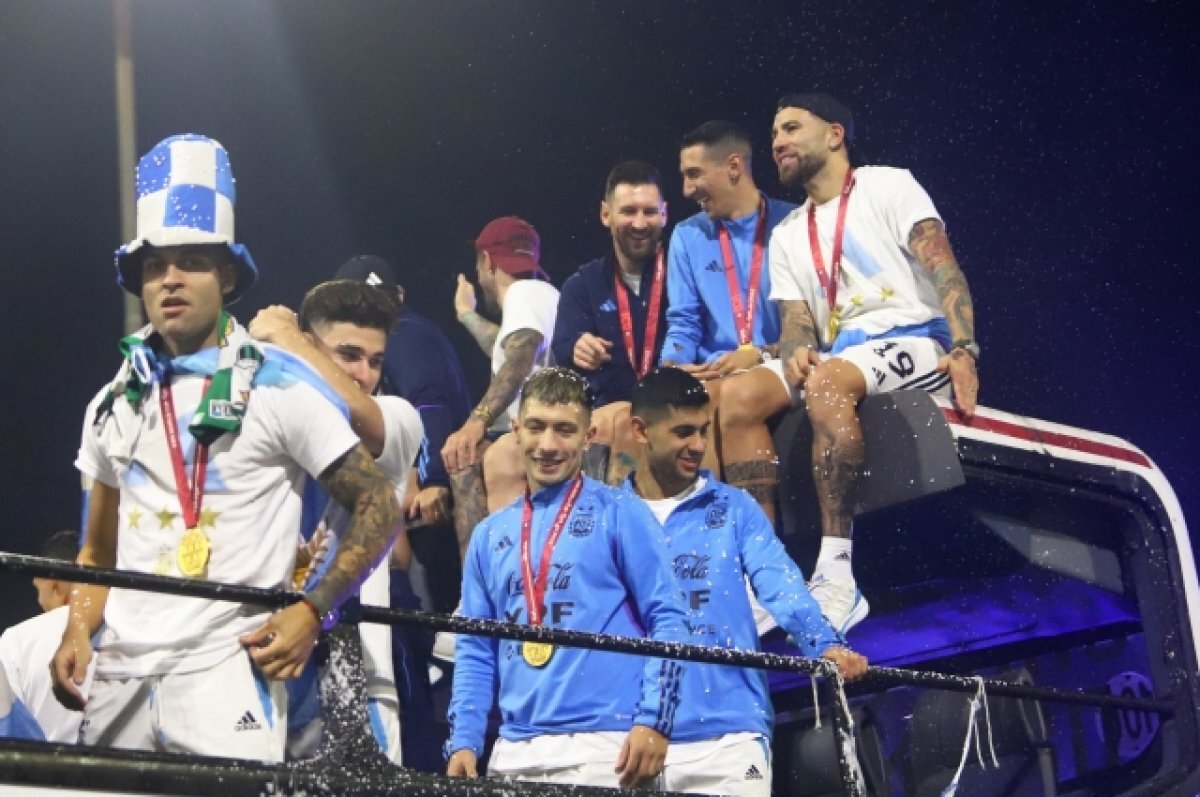    Месси едва не упал с крыши автобуса во время парада чемпионов в Аргентине