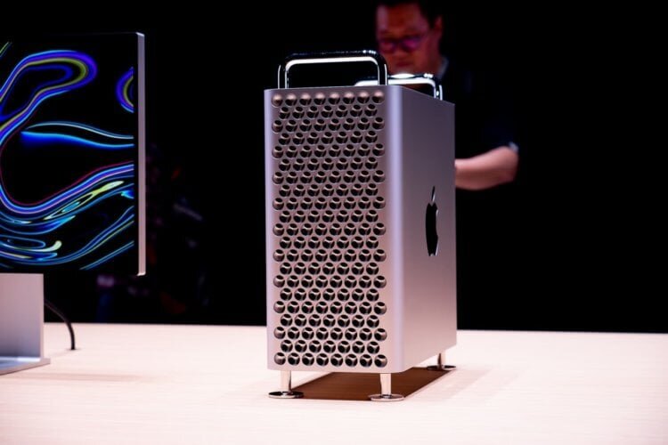    Mac Pro выглядит очень стильно. Интересно, что Apple придумает в следующем поколении.