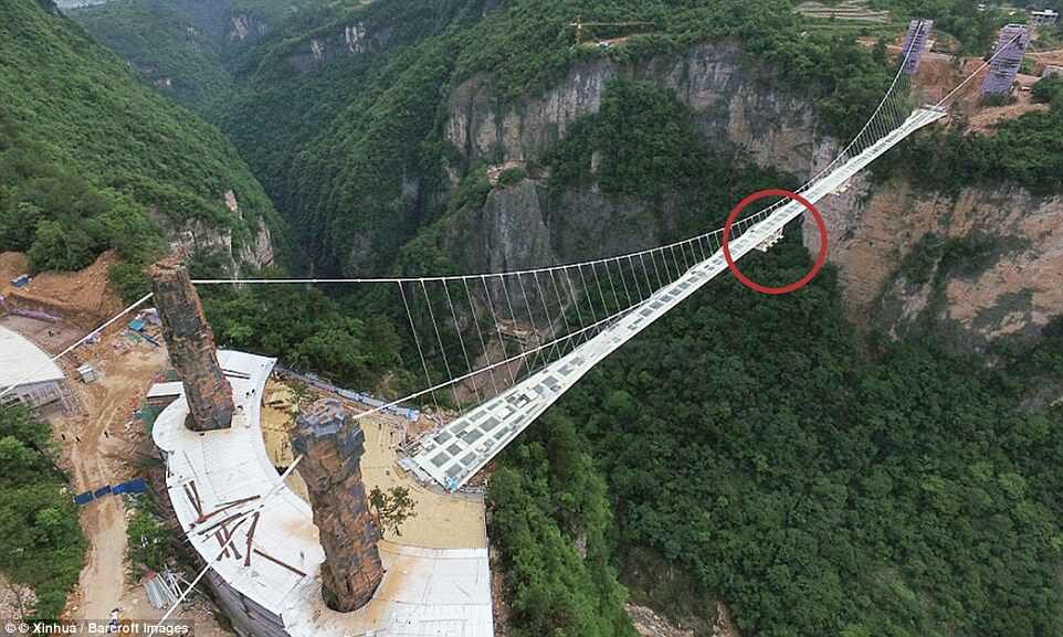 Впечатляющая банджи-платформа (обведена кружком), являющаяся частью аттракциона стеклянного моста стоимостью 48 миллионов фунтов стерлингов, устанавливается на высоте 850 футов.