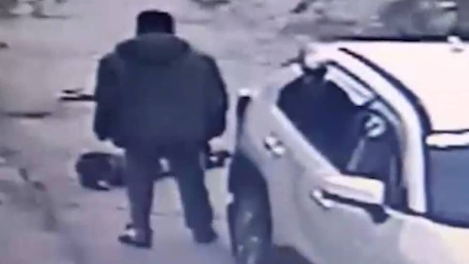 Фото: кадр с камеры видеонаблюдения📷Депутат Сергей Мамонтов во время происшествия