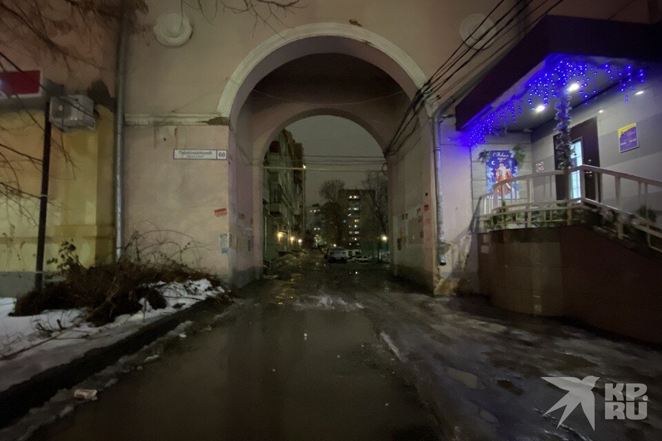     Перед входом во двор на Первомайском проспекте рязанцев и гостей города встречает огромная лужа.