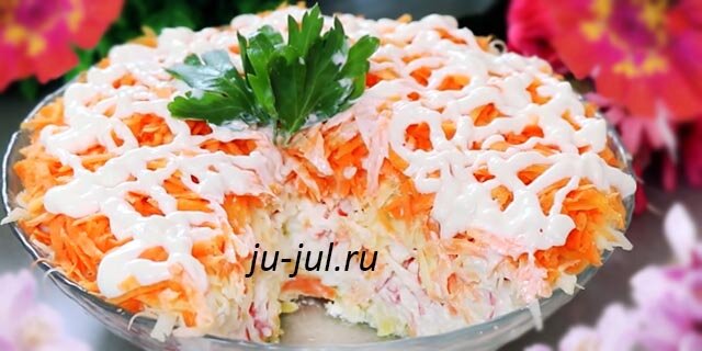 Слоеный салат с крабовыми палочками и красным рисом