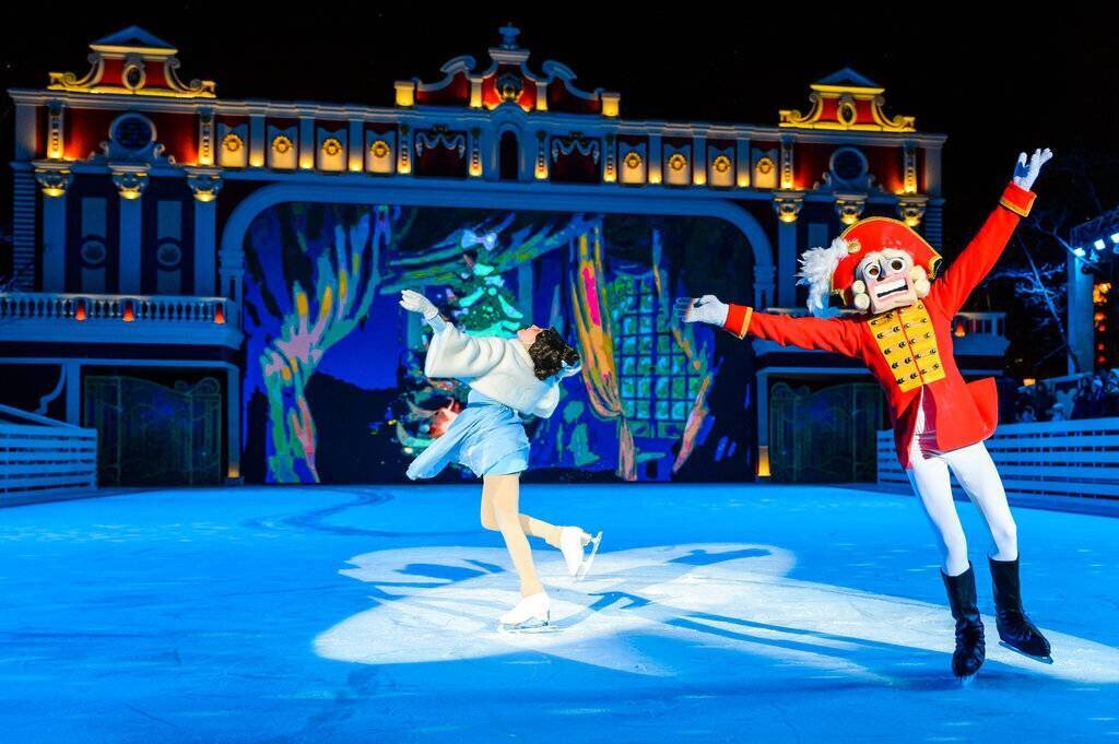 Спектакли проводятся на открытом воздухе, чтобы вместить всех желающих. 