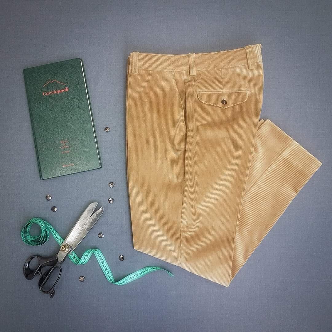 Брюки, изготовленные в ателье Bourbaki из 500-граммового вельвета от неаполитанского текстильного дома Caccioppoli