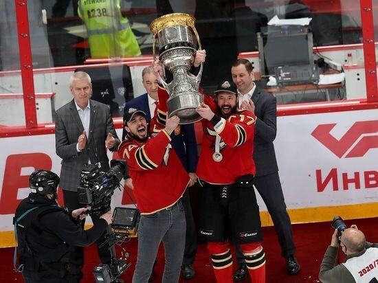     В день триумфа "Авангарда" 28 апреля 2021 года - два капитана с трофеем. Фото: hawk.ru