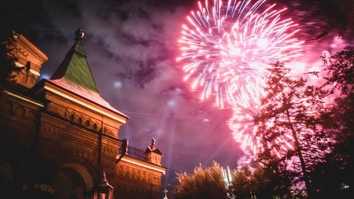    Новый год уже дышит в затылок, а значит самое волгоградцам начать присматриваться к магазинам пиротехники. Разбираемся, на что обращать внимание при выборе фейерверка и каких правил стоит придерживаться при запуске, чтобы не испортить себе праздник.