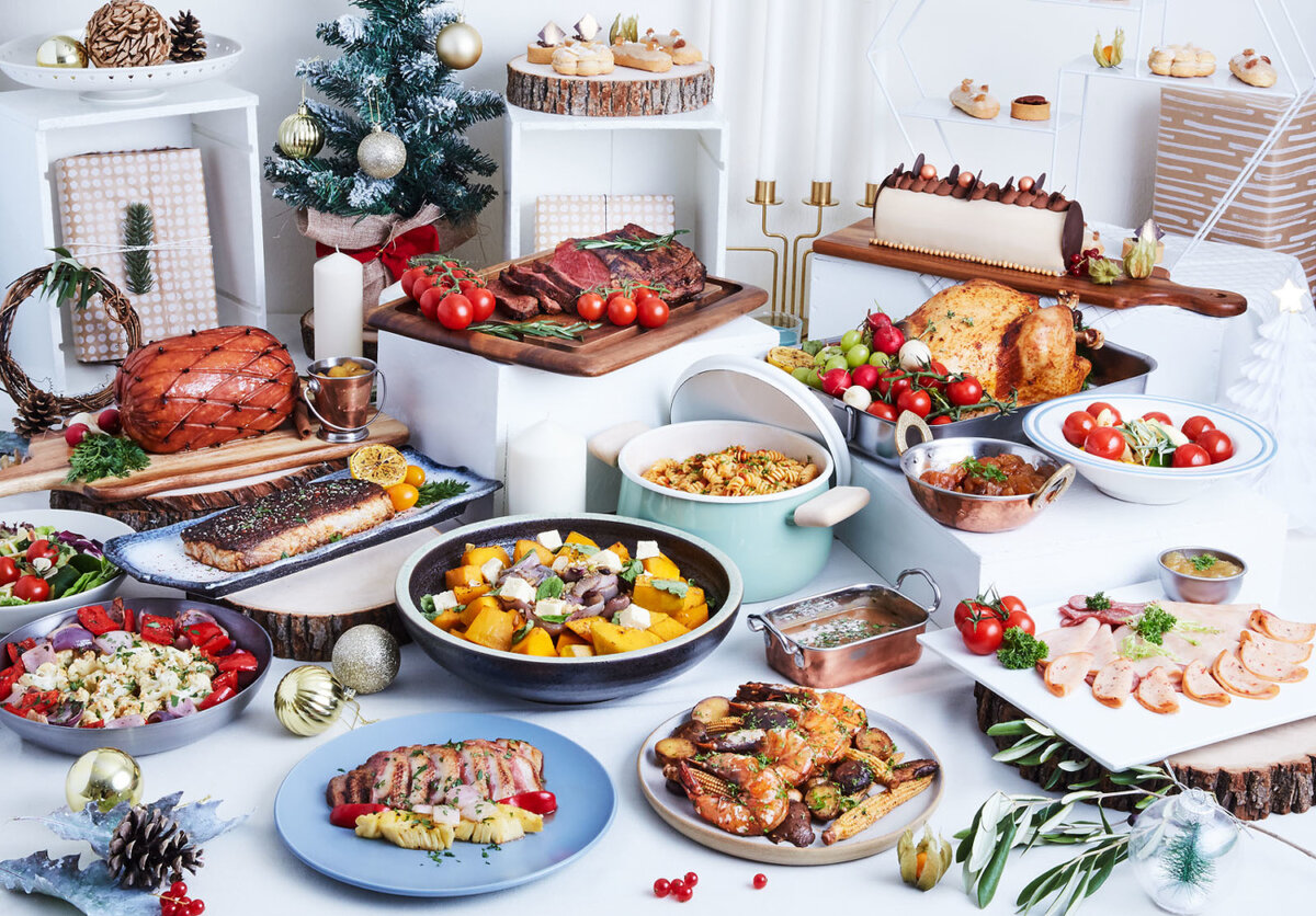 Переедание за новогодним столом. Рождественский стол. Новогодний стол застолье. Летние продукты. Сбалансированное питание.