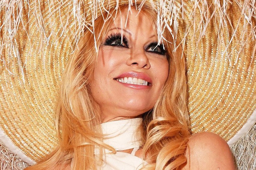     «Рождество закончилось!»: Памела Андерсон дернула Санта-Клауса за бороду и выбросила ёлку