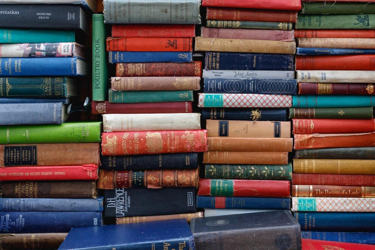    Книга — это источник знаний и советов, которые помогут добиться успеха Источник: unsplash.com