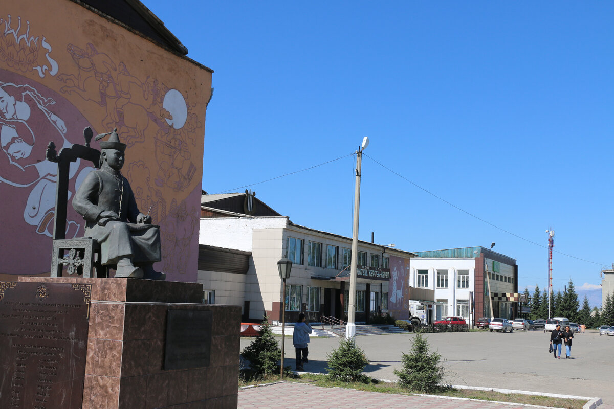 Памятник в Чадане. Чадан Тува. Город Чадан Республика Тыва. Город Чадан в Тыве.