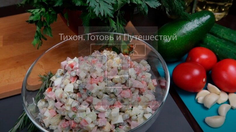Давайте приготовим классический русский салат «Оливье». Рецепт салата Оливье, пожалуй, один из самых популярных для новогоднего стола. О том как приготовить салат «Оливье» знает каждая хозяйка.