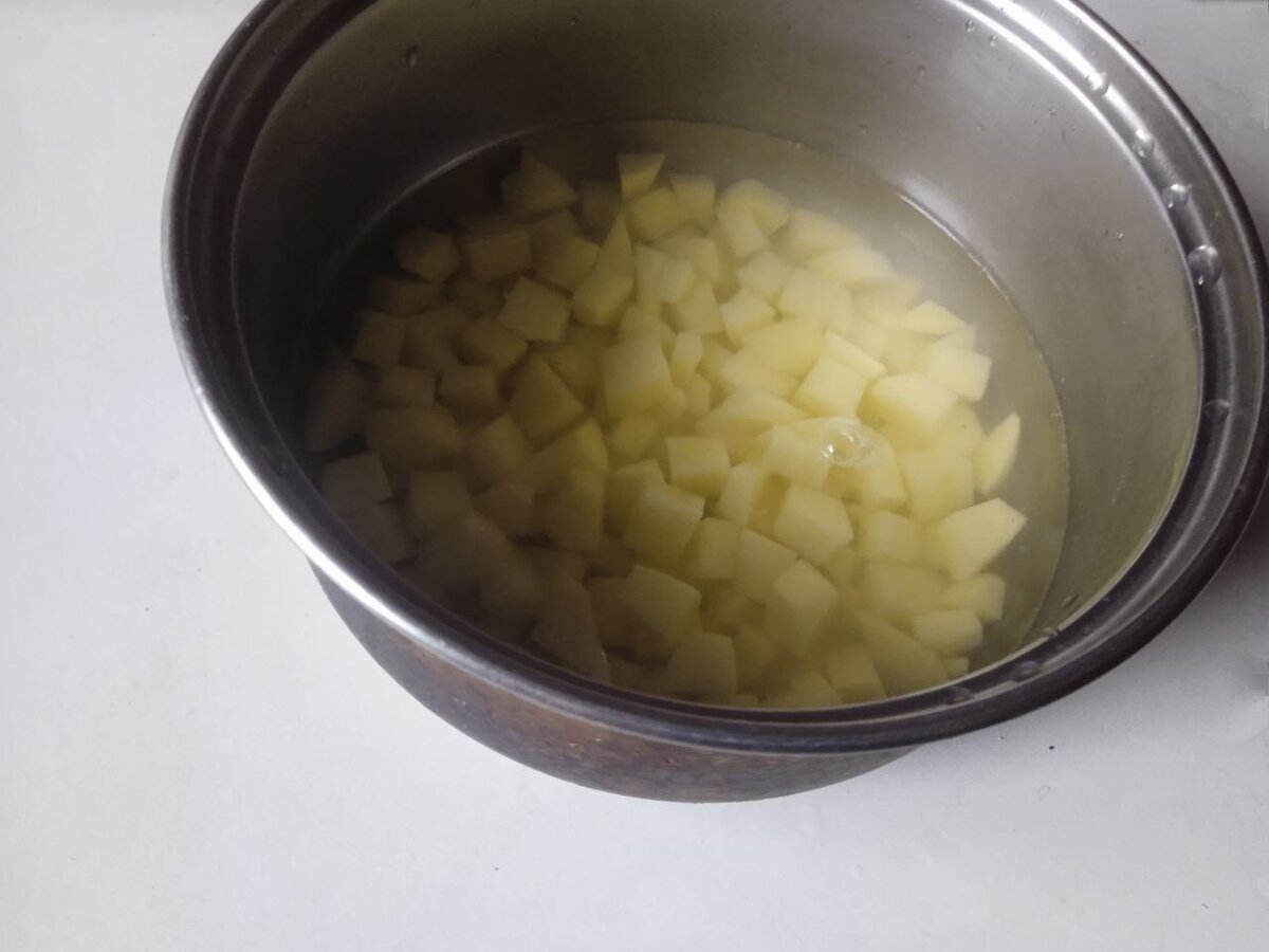 Водой холодной залей картошку, чтоб. Картошку залило водой