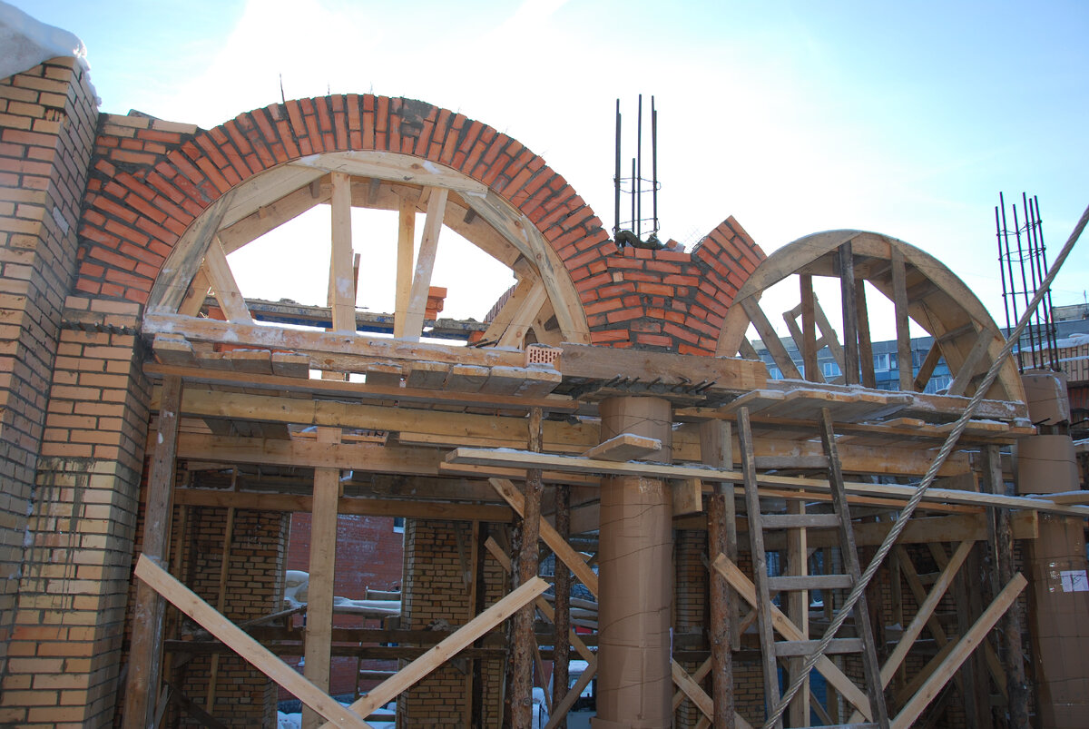Возведение арок в южном приделе; январь 2010 г.