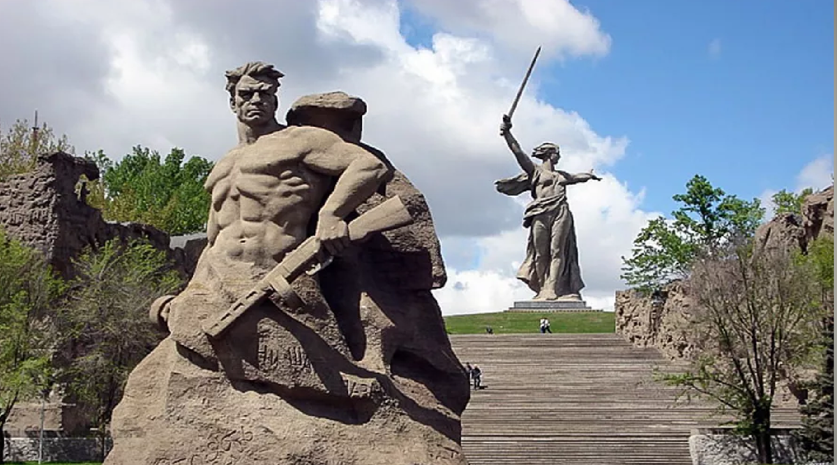 Памятник сталинградской битве в волгограде. Памятник-ансамбль героям Сталинградской битвы на Мамаевом Кургане. Сталинградская битва у Мамаева Кургана. Мемориальный комплекс в Волгограде героям Сталинградской битвы.