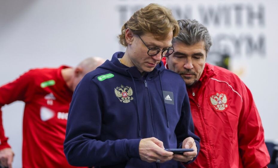    Главный тренер сборной России Валерий Карпин ждет сообщений, чтобы понять - он тренирует в Европе или в Азии. Фото: РФС