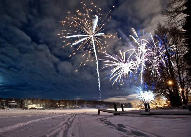 Новогодний салют за городом
