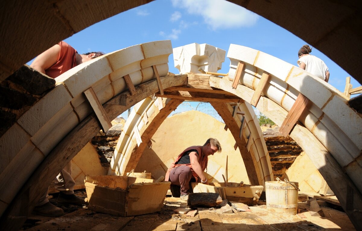 Здесь и далее - фото проекта Геделон во Франции. Это строительство замка по технологиям 13-го столетия. Начали в 1997-м году, и до сих пор не закончили