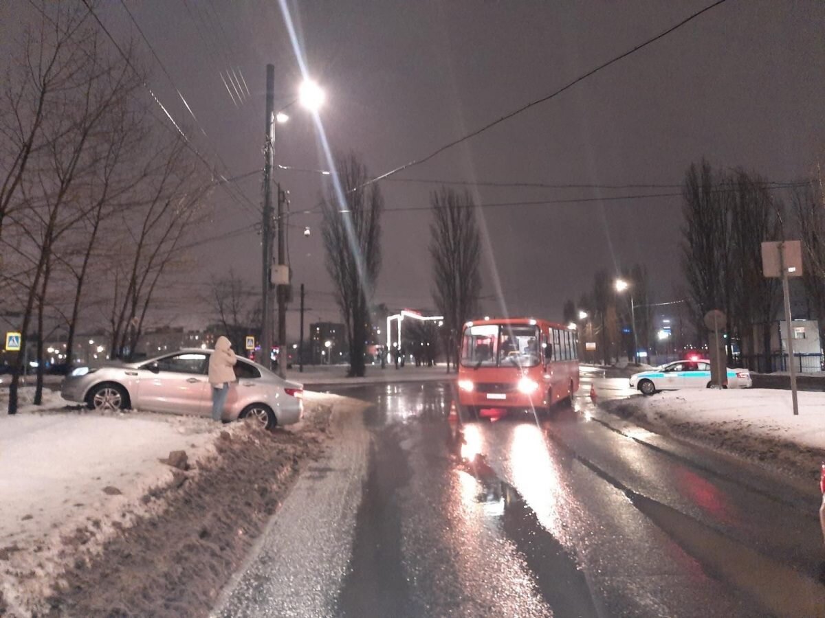 В Канавинском районе Нижнего Новгорода иномарка врезалась в маршрутку |  Нижегородская правда | Дзен