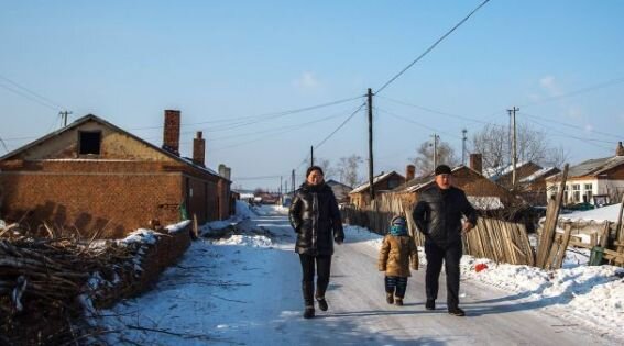 А в этой деревне живут не миллионеры, но тоже богатые китайцы - большинству из них в наследство достались кирпичные ома