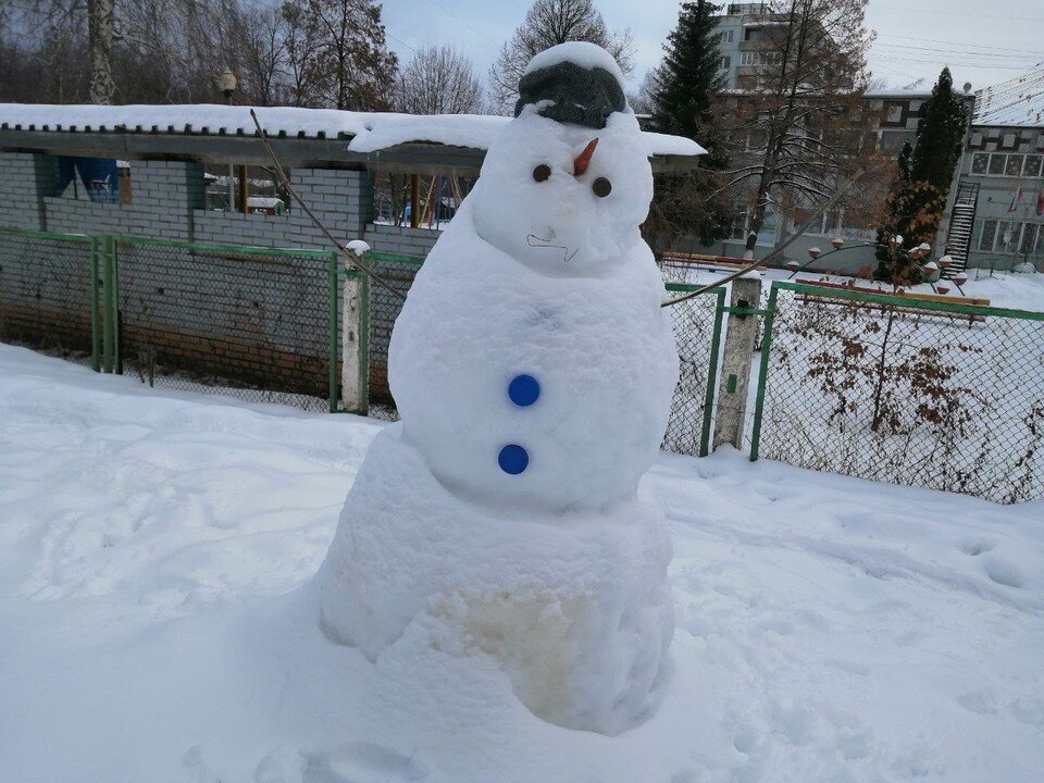     А вот этот снеговик с улицы Ташкентской в Самаре, похоже, еще не отошел от праздников. Ольга НОВИКОВА